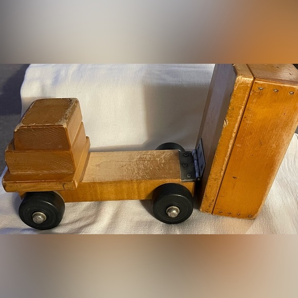 Vintage Community Playthings Rifton NY
Wooden Small dump truck Used - Picture 4 of 9